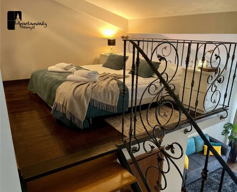 Deluxe: sypialnia na antresoli z kutą balustradą