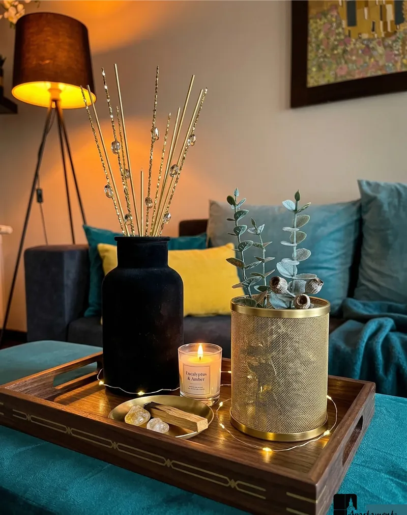 Deluxe: stolik w salonie, lampa i narożnik