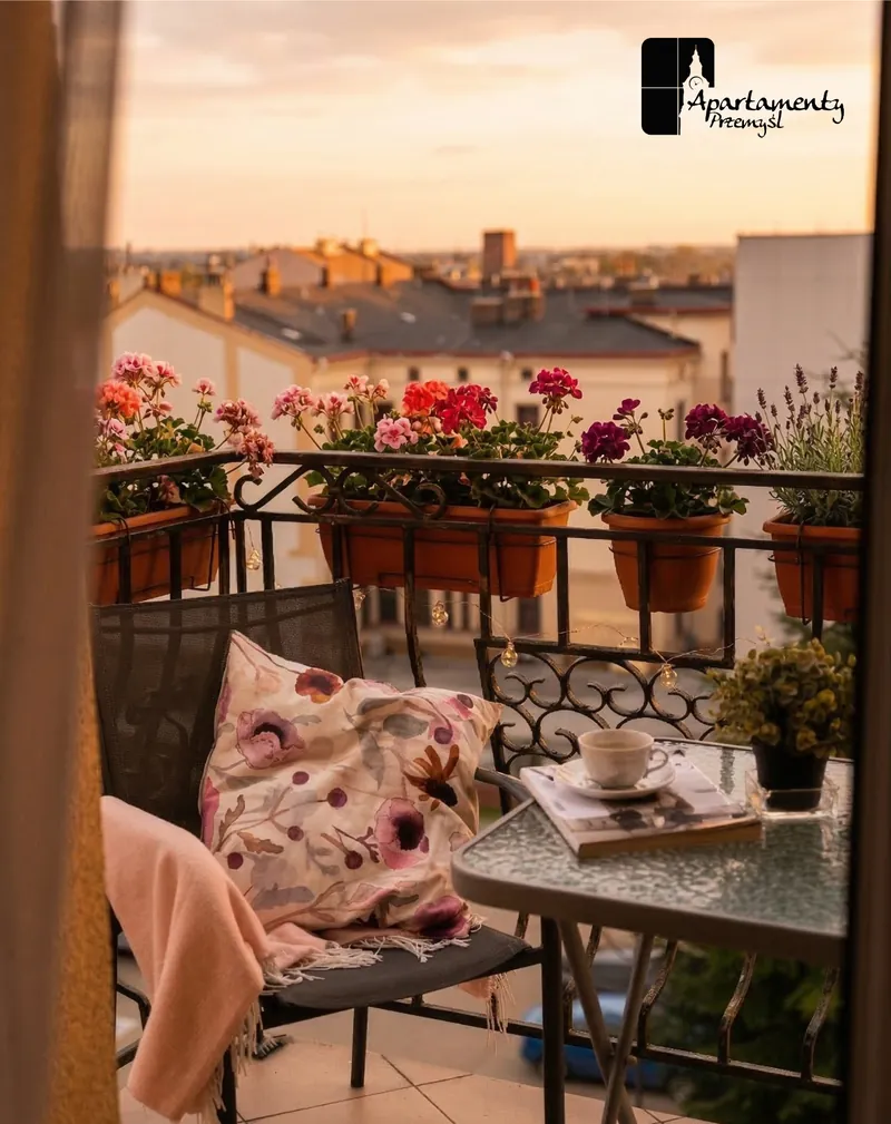 Deluxe: balkon z kwiatami o zachodzie słońca, widok na miasto