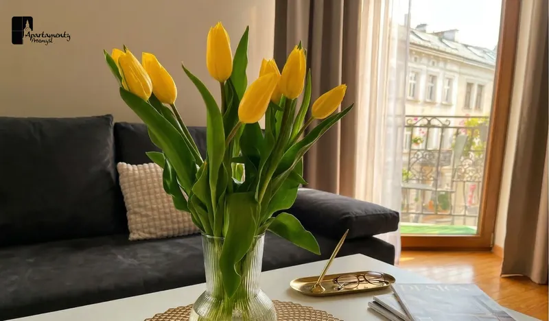 Studio: stolik z tulipanami przy oknie balkonowym